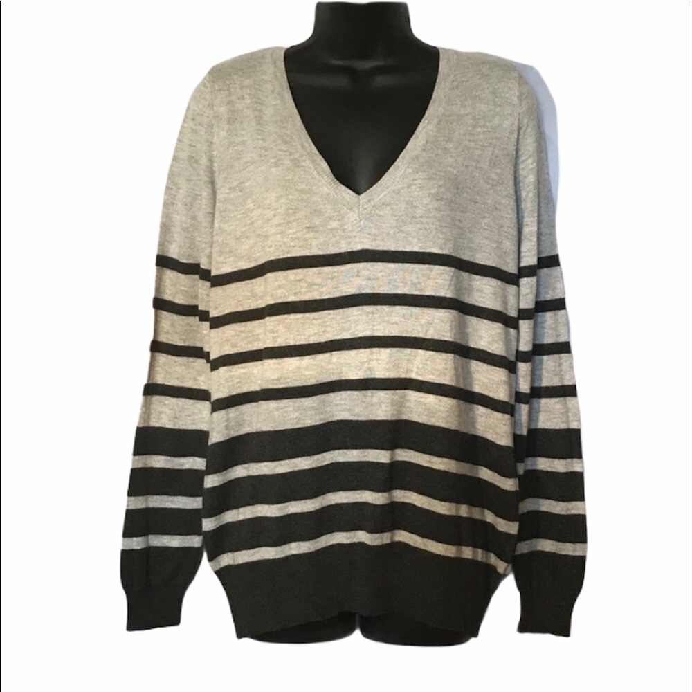 Striped v-neck sweater XL